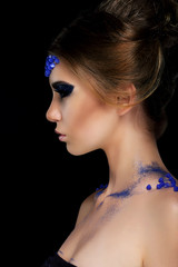 Fototapeta premium Vogue. Artistic Young Woman with Trendy Glamorous Makeup