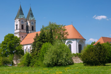 Naklejka premium Niederalteich, Kloster, Basilika, Blumenwiese, Klostermauern