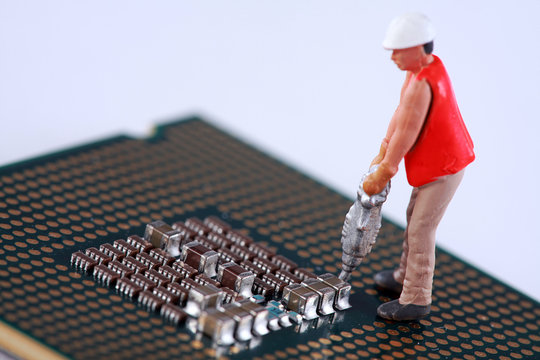 PC Prozessor mit Miniatur Figur Reparatur Nahaufnahme