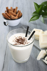 frullato con latte e cioccolato bianco sfondo grigio