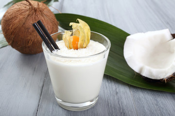 frullato di cocco in bicchiere di vetro
