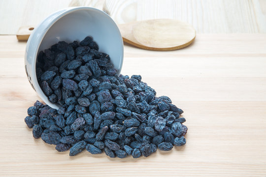 raisins in white piala