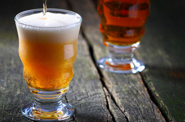 Bier wird eingegossen, Schaumkrone