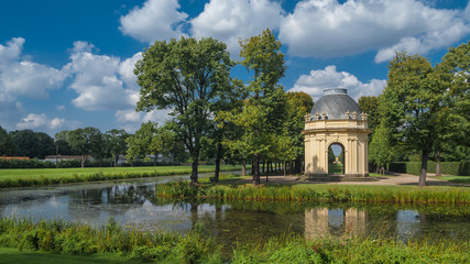 Fototapeta na wymiar Pawilon w Herrenhausen Garden, Hanover