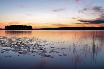 Tuż przed wschódem słońca nad jeziorem Arinas na Litwie