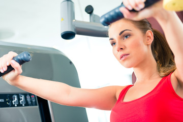 Frau trainiert im Fitnessstudio 