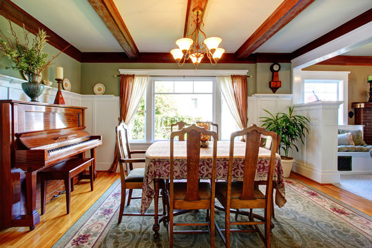 Open wall design dining room with piano