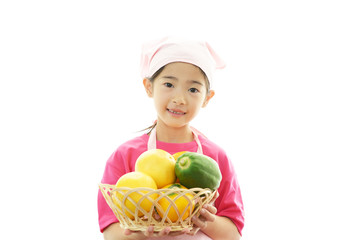 果物を持つ笑顔の女の子