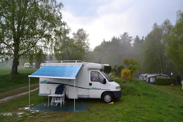 camper op regenachtige camping