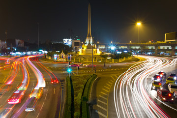 Fototapeta na wymiar Light traffic on the road late at night around the monument