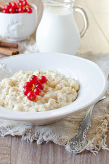 Milk porridge with berries