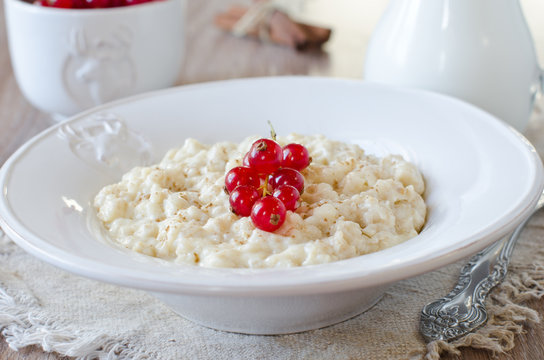 Milk porridge with berries