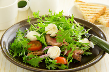 Roast beef salad with tomatoes and mozzarella.