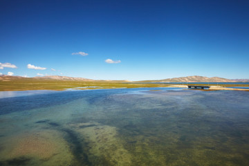Fototapeta na wymiar Lake landscape in Tibet