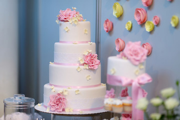 Fototapeta na wymiar White wedding cake decorated with pink flowers