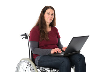 Frau im Rollstuhl arbeitet mit Computer