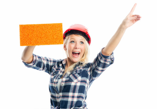 Handwerkerin h&auml;lt einen Schwamm