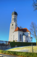 Naklejka premium St. Laurentius und Pfarrhaus in Pähl