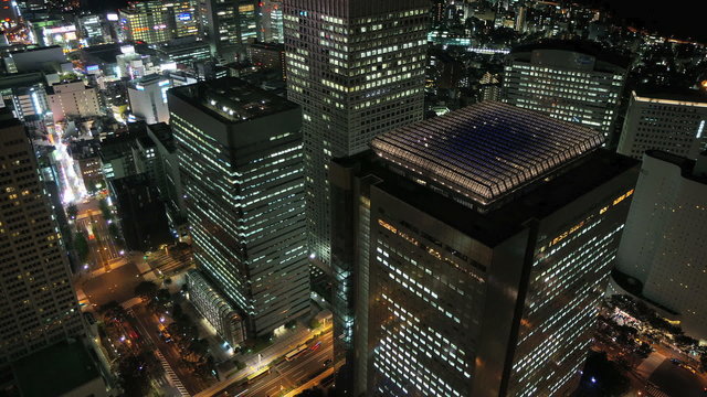 大都会イメージ　東京新宿高層ビル街と通りを流れる車　インターバル撮影