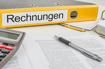 Aktenordner mit der Beschriftung Rechnungen