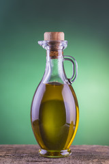 Aceite de oliva virgen extra en jarra de cristal