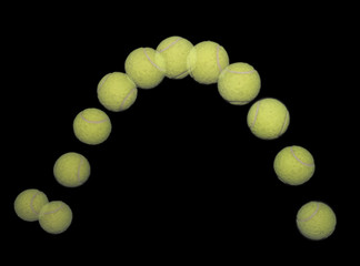 Balle de tennis rebondissante sur le noir.