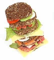 Üppig belegtes Brot