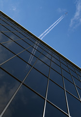 Fototapeta na wymiar Glasfassade mit Flugzeug