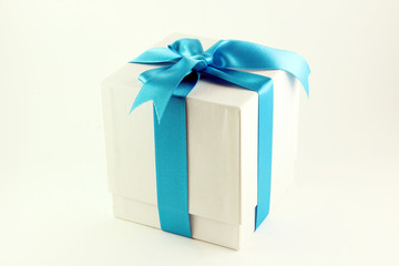 Pacchetto regalo con nastro azzurro