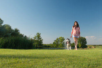 Obraz premium girl walking dog