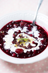 Rote Grütze mit Pistazien bestreut