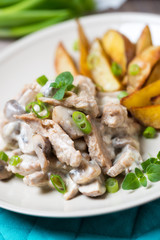 Veganes Rahmgulasch mit Kartoffelspalten