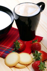 Fragole,cialde e cappuccino