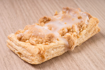 Stück Kuchen auf einem Holzbrett