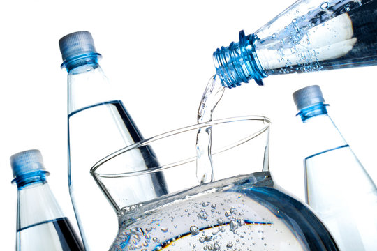 Mineralwasser Flaschen und Glaskaraffe