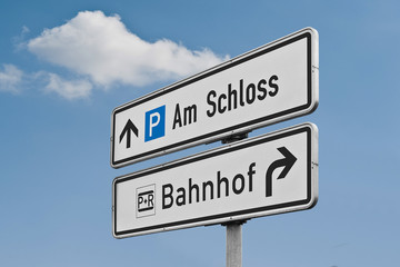 Schild - Wegweiser - Bahnhof Schloss Parken