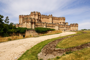 Fototapeta na wymiar Coca Castle (Castillo de Coca) jest umocnień zbudowany w