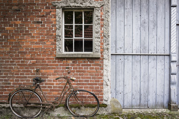 Fototapeta na wymiar Altes Fahrrad an einer Scheune, Retro Style