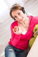 Naklejka premium cheerful young women at home