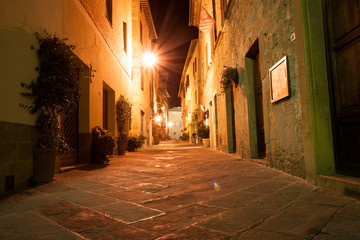 Fototapeta na wymiar wąska uliczka, Pienza Włochy