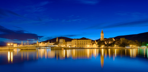 Trogir Kroatien  Panorama beleuchtet