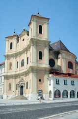 Fototapeta na wymiar Widok z boku Kościół Trynitarzy, Bratysława, Słowacja