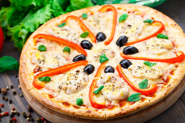 Pizza with chicken, pepper and olives