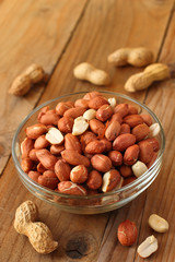 Raw peanuts or groundnuts