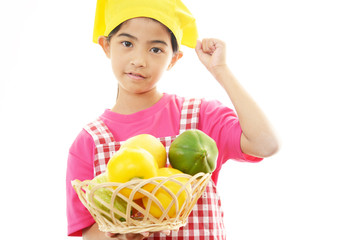 果物を持っている女の子