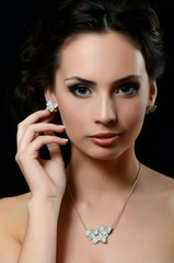 Obraz premium The beautiful woman with expensive jewelry