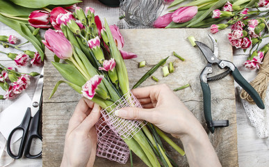 Fototapeta na wymiar Kwiaciarnia w pracy. Kobieta co wiosenne dekoracje
