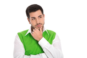 Nachdenklicher Mann freigestellt in Pullover grün