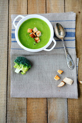 broccoli cream soup with croutons