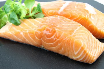 deux pavés de saumon sur plateau d'ardoise